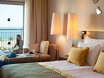 /media/0imdsdys/akra-hotels-jakuzili-yetiskin-standart-oda-2-card-m.jpg