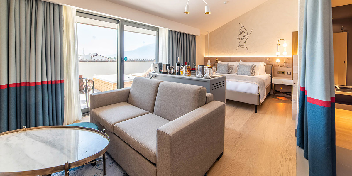 Akra Hotels Jakuzili Penthouse Suit (1)