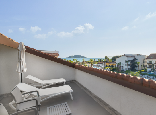 Akra Fethiye Konaklama Yandan Deniz Manzaralı Aile Odası Superior Card D2