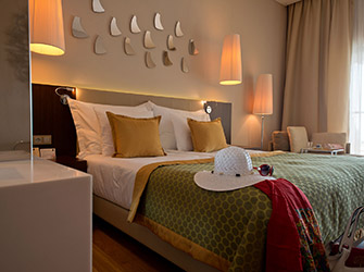 /media/vy5lpsdh/akra-hotels-swim-up-yetiskin-oda-4-card-m.jpg